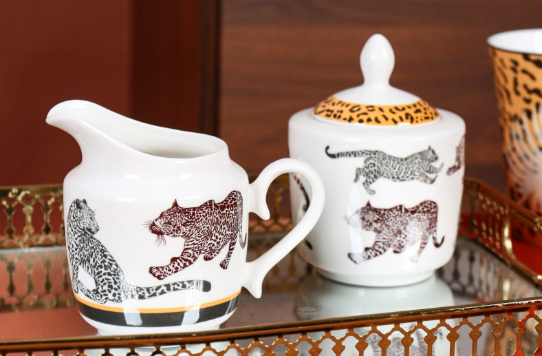 セラミックヒョウ柄の食器セット エレガントなブラックホワイトとゴールドトーン エレガントでモダンなデザイン 多用途のサービング 耐久性のある素材