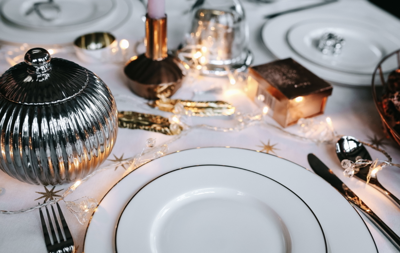 Custom Porcelain Dinnerware: An Emblem of Sophistication with ...