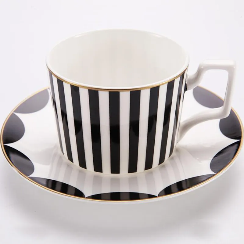 Tazas de café y platillos de borde de oro
