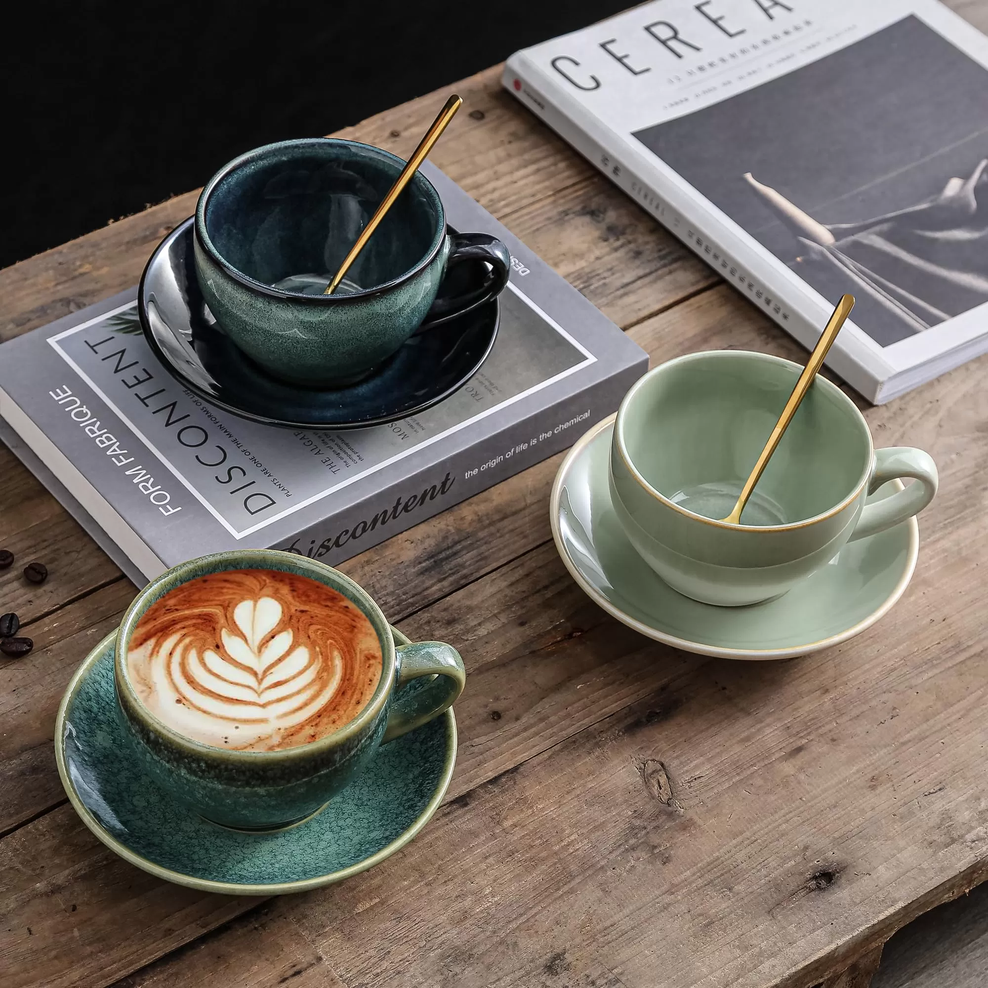 taza de porcelana con salsa