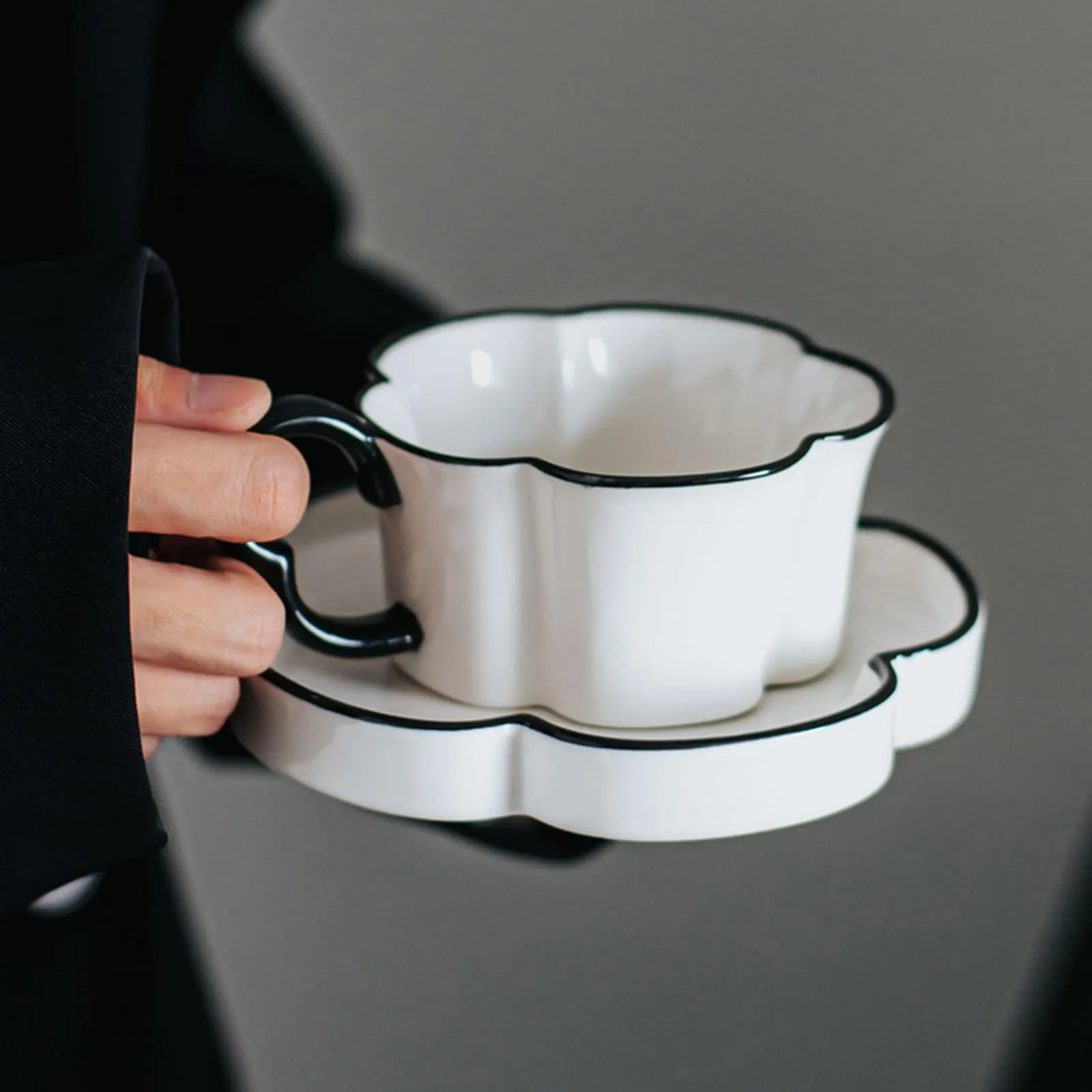 taza de café de flores artísticas