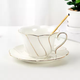 Tazas y platillos de té de lujo con adornos dorados, juego de té de porcelana blanca de 4 (7 oz), juego de tazas de café de estilo británico, hermoso juego de té para mujeres, juego de fiesta de té, paquete de regalo - blanco