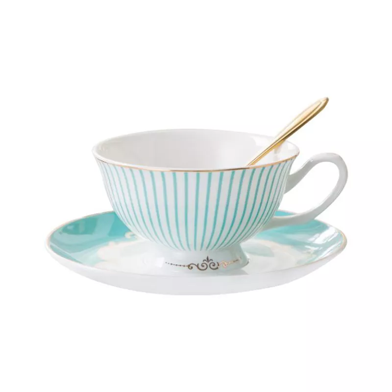 Tasse de café en or européen avec soucoupe