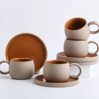 Élégants tasses de café en céramique brune en 4 pièces et soucoupes à la fois en gros en Chine