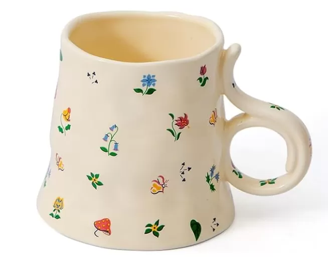 Tasse de café en porcelaine à la main à la main