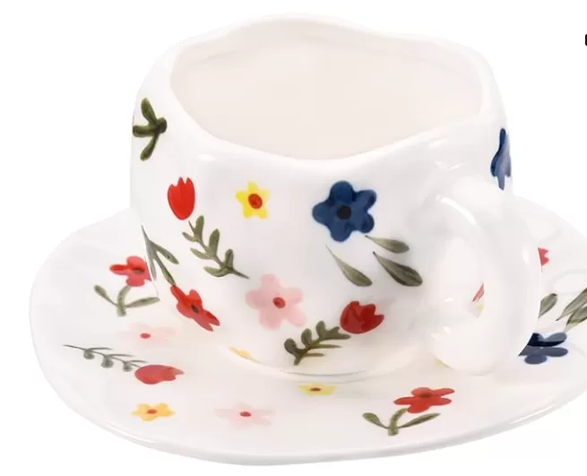 Tasse de café en céramique avec soucoupe