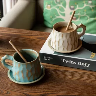 Tasse en céramique au café rustique avec soucoupes