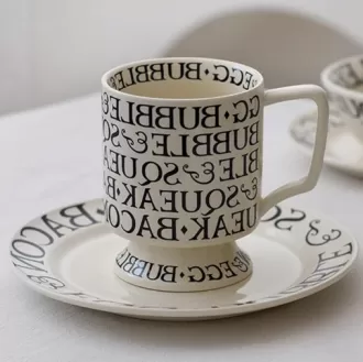 Tasse de café romain en céramique avec soucoupe