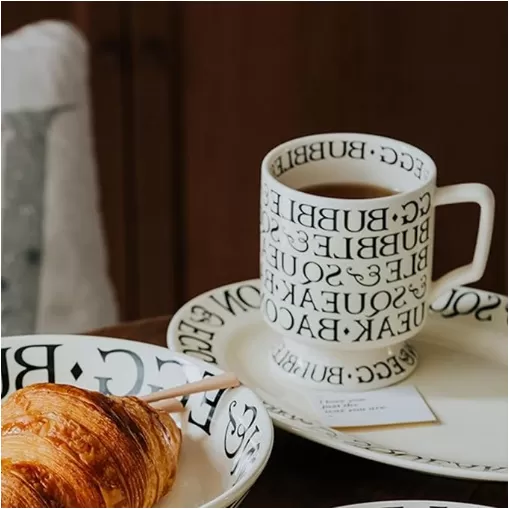 Tasse de café romain en céramique avec usine de soucoupe