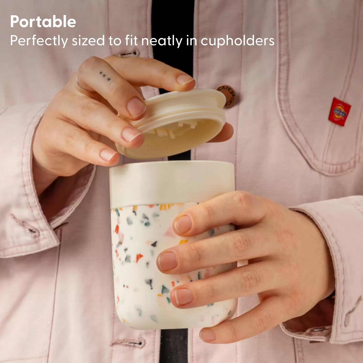 Tasse en céramique avec manche en silicone protectrice