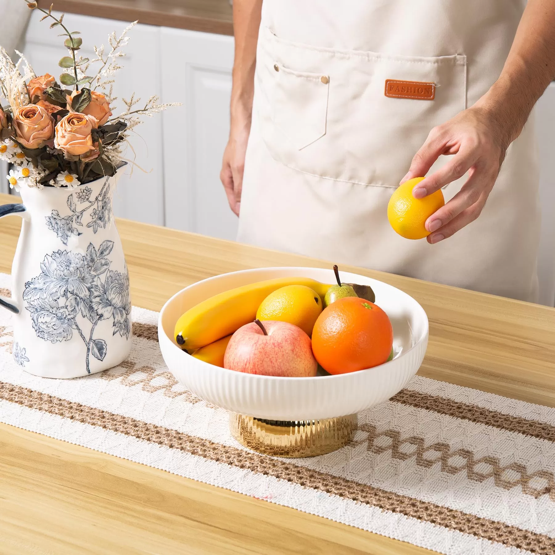 Bol de fruits en gros avec piédestal