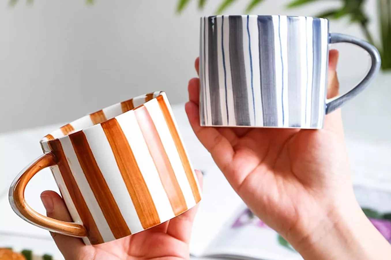 tasse de café en céramique avec soucoupe