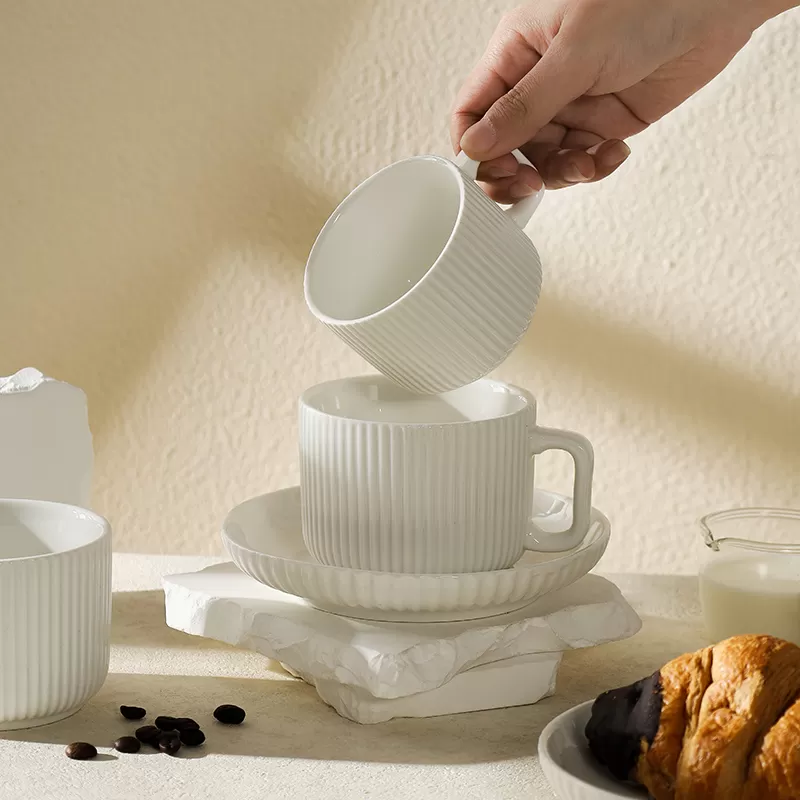 Tasse en céramique de couleur crème et soucoupe