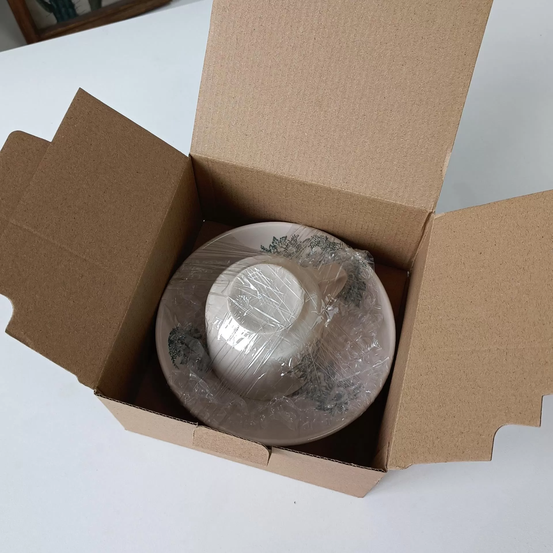 Tasse en céramique avec fournisseur de soucoupe