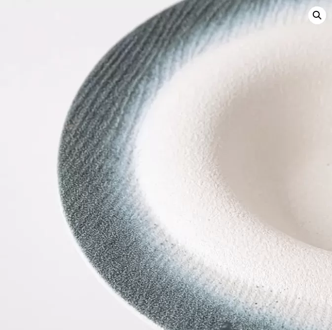 assiettes en porcelaine blanc mat en vrac