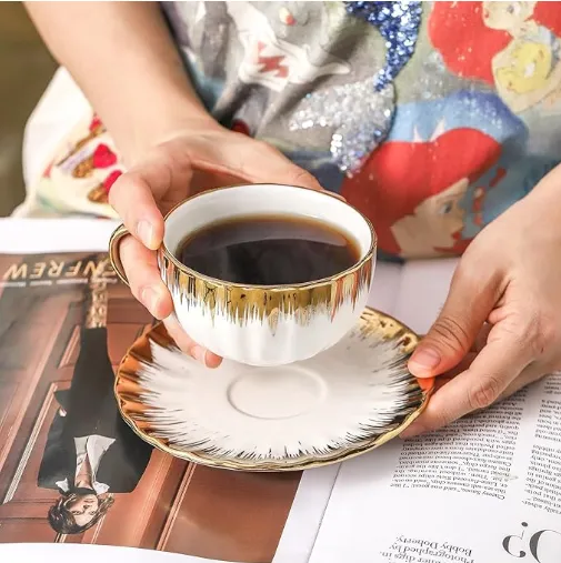 中国のゴールドトリムデザインを備えた耐久性のあるセラミックコーヒーカップ。