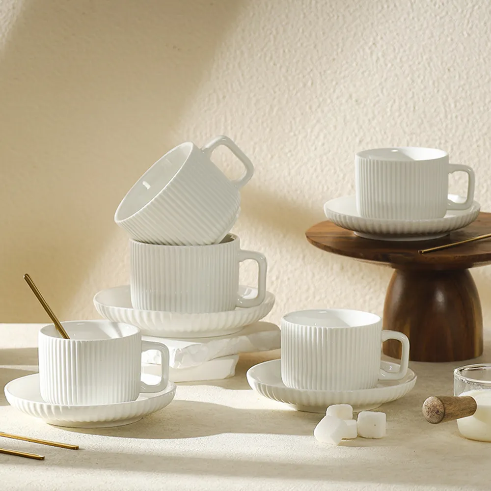 おもてなしのための白い磁器のコーヒーカップ