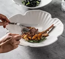 Prato de jantar profundo em formato de flor no atacado na China - talheres elegantes projetados para jantares modernos