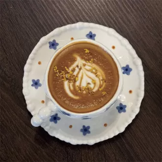 Керамическая чашка с керамической чашкой с 10 унциями с раскрашенными вручную цветами, 3,7-дюймовая фарфоровая кружка с жемчужной ручкой и 6,1-дюймовой блюдкой (синий цветочный)