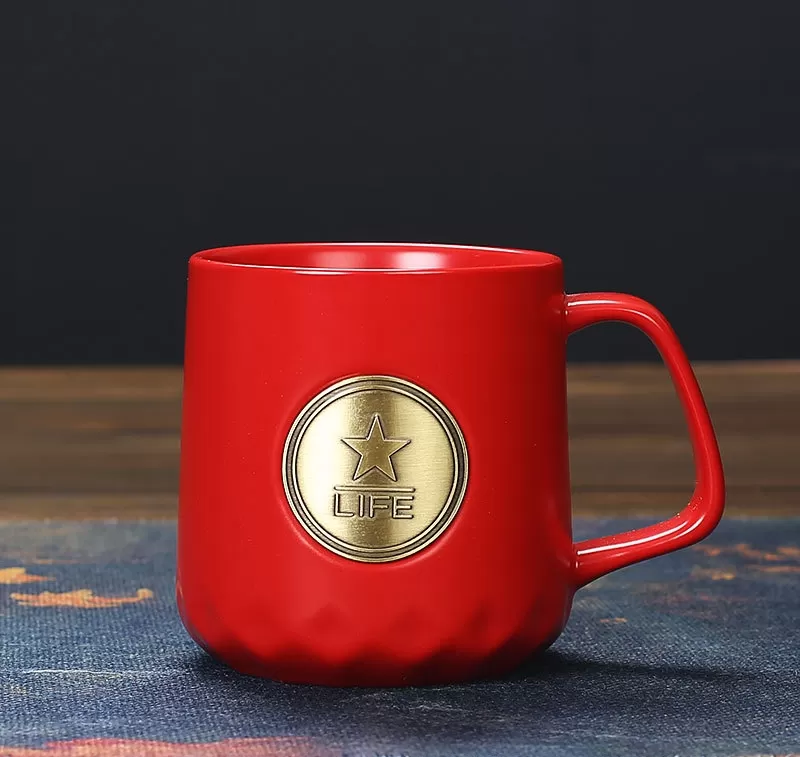 Mug cà phê gốm có thương hiệu với logo đồng