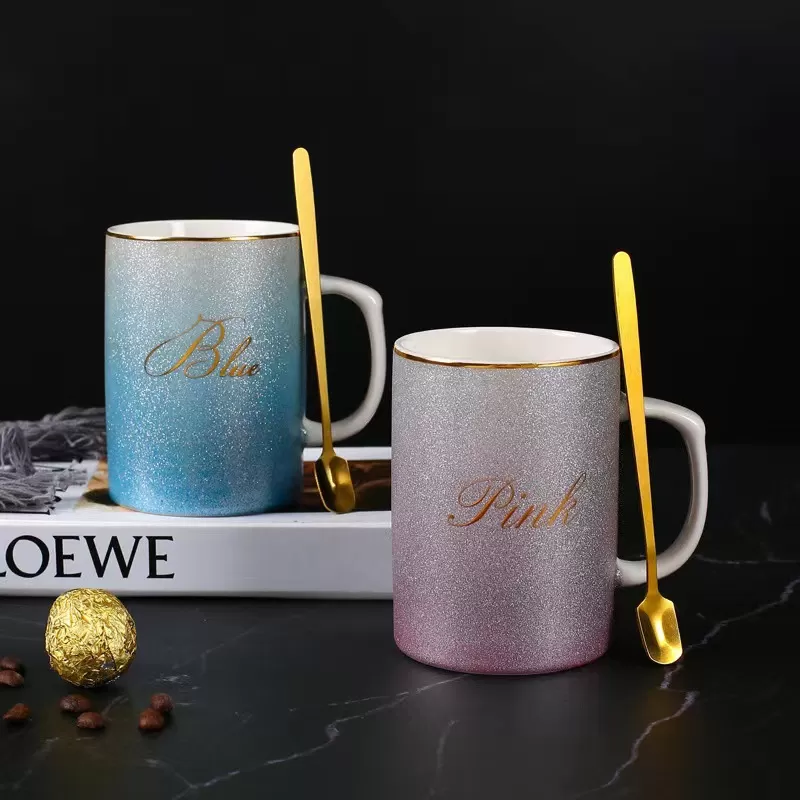 Mug gốm với muỗng Trung Quốc