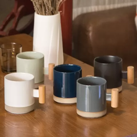 Mug gốm có tay cầm bằng gỗ ở Trung Quốc