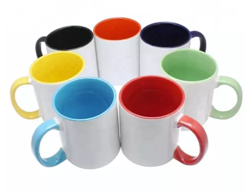 Tay cầm màu và cốc gốm bên trong