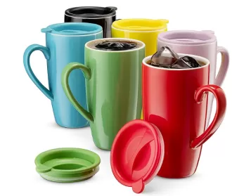 Cốc cà phê gốm được đặt với nắp